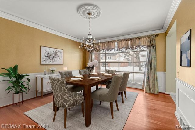 741 Briarcliff Drive, Grosse Pointe Woods, MI 48236