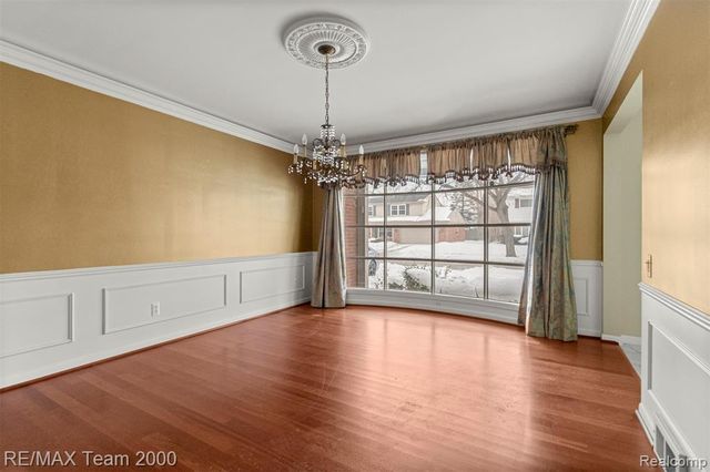 741 Briarcliff Drive, Grosse Pointe Woods, MI 48236