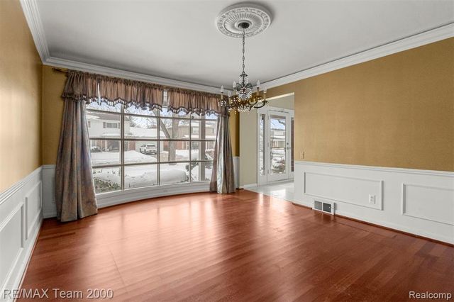 741 Briarcliff Drive, Grosse Pointe Woods, MI 48236