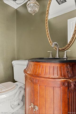 741 Briarcliff Drive, Grosse Pointe Woods, MI 48236