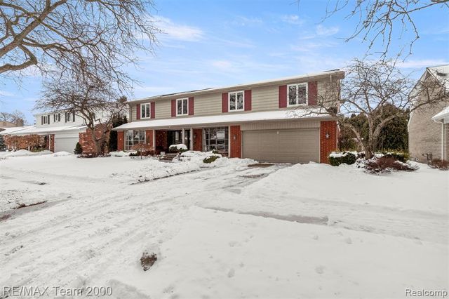 741 Briarcliff Drive, Grosse Pointe Woods, MI 48236