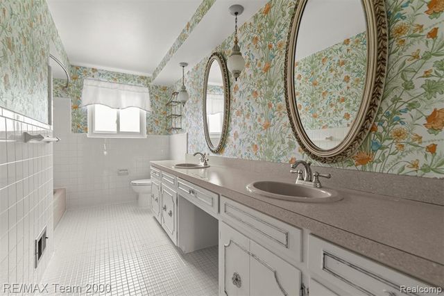 741 Briarcliff Drive, Grosse Pointe Woods, MI 48236