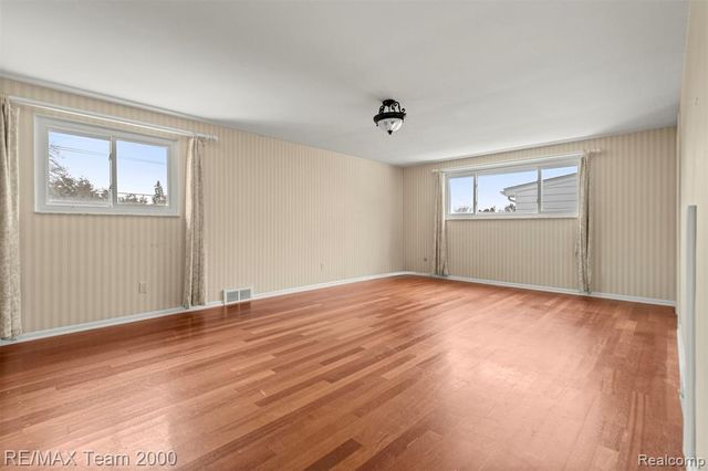 741 Briarcliff Drive, Grosse Pointe Woods, MI 48236