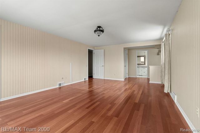 741 Briarcliff Drive, Grosse Pointe Woods, MI 48236