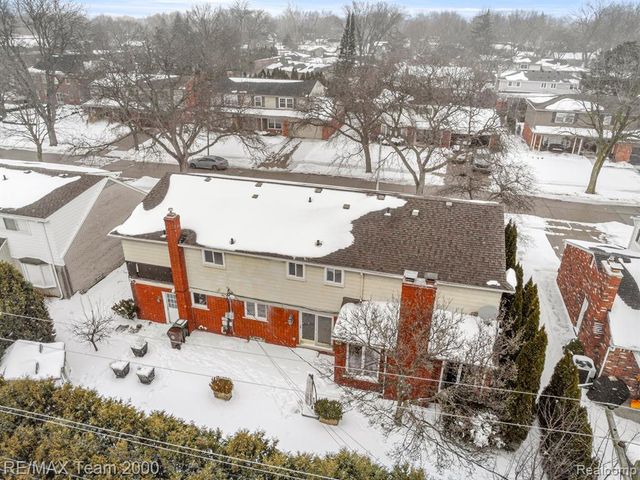 741 Briarcliff Drive, Grosse Pointe Woods, MI 48236