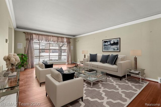 741 Briarcliff Drive, Grosse Pointe Woods, MI 48236