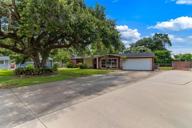 206 Jonquil, Lake Jackson, TX 77566