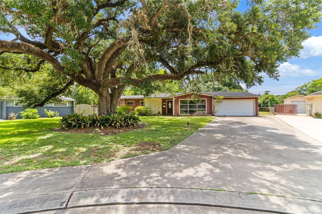 206 Jonquil, Lake Jackson, TX 77566
