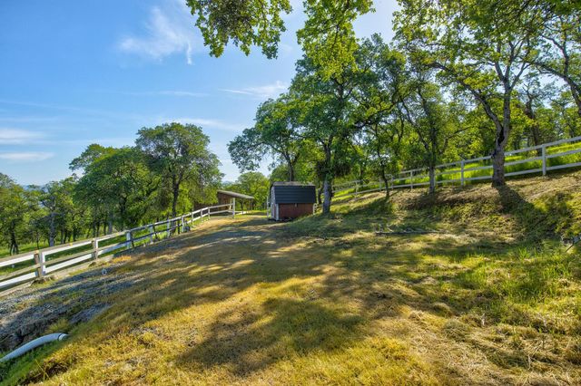 9564 Coronado Dr, La Grange, CA 95329