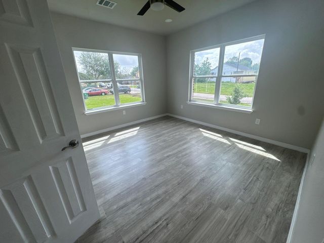 5211 Rue Street, Houston, TX 77033