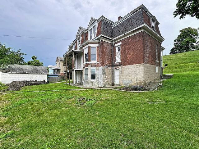 1425 W 10th Street, Davenport, IA 52804