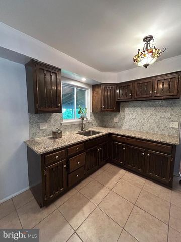 27 HYANNIS AVE, Blackwood, NJ 08012