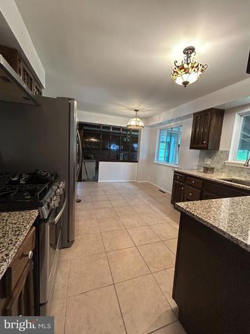 27 HYANNIS AVE, Blackwood, NJ 08012