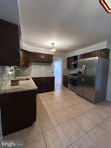 27 HYANNIS AVE, Blackwood, NJ 08012