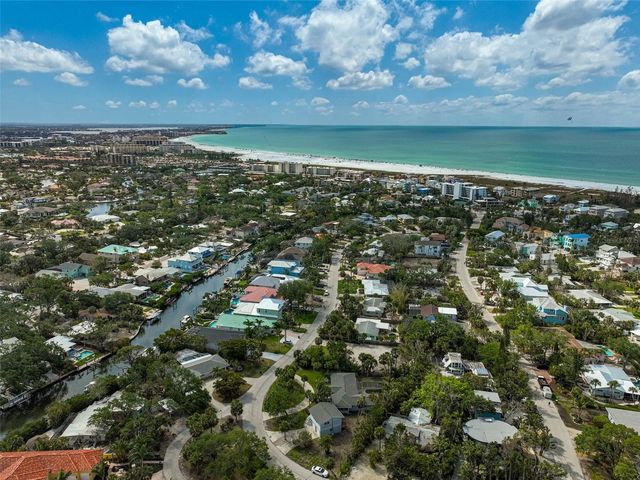 105 ISLAND CIRCLE, Sarasota, FL 34242