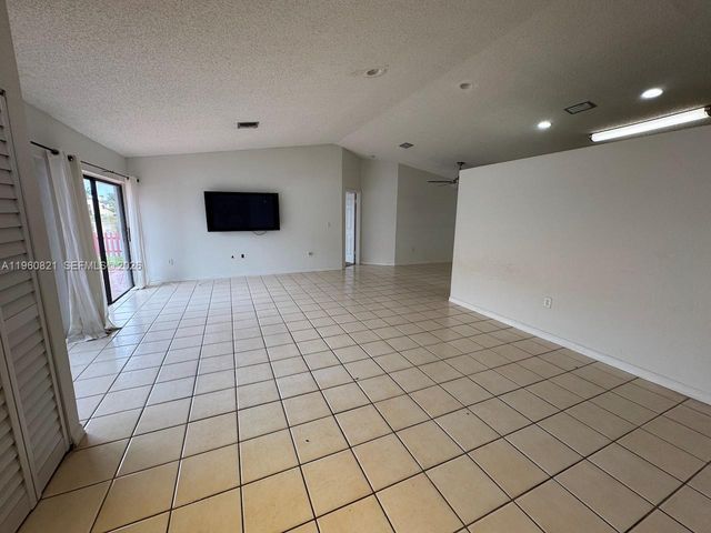 8273 NW 188th Ter, Hialeah, FL 33015