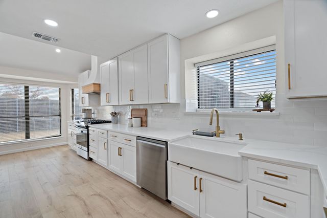 2000 Greenview Drive, Carrollton, TX 75010