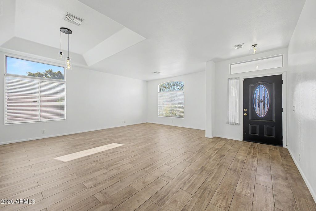 907 E GARY Lane, Phoenix, AZ 85042 — photo 4