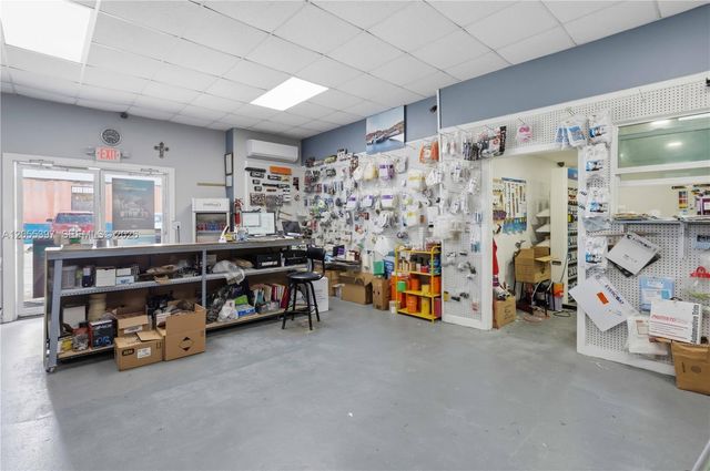 1081 E 47th St, Hialeah, FL 33013