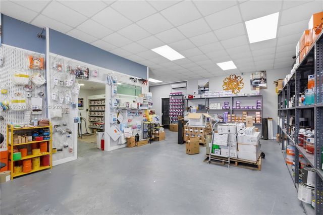 1081 E 47th St, Hialeah, FL 33013