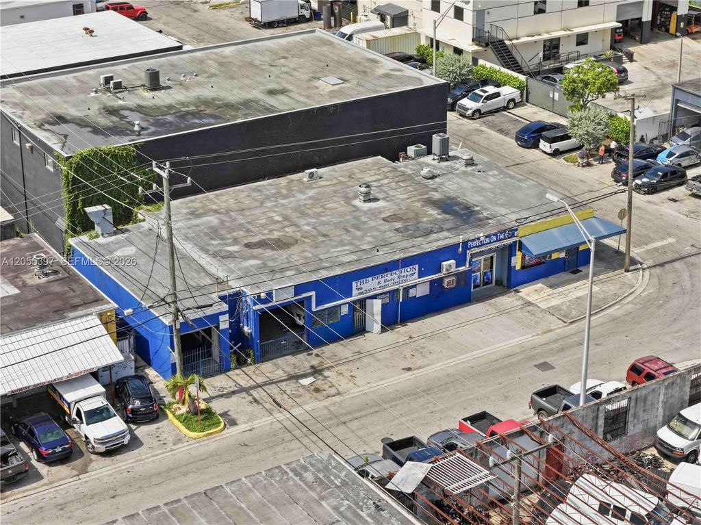 1081 E 47th St, Hialeah, FL 33013
