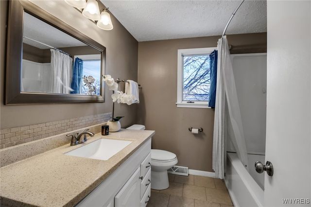 271 Sprucewood, Amherst, NY 14221