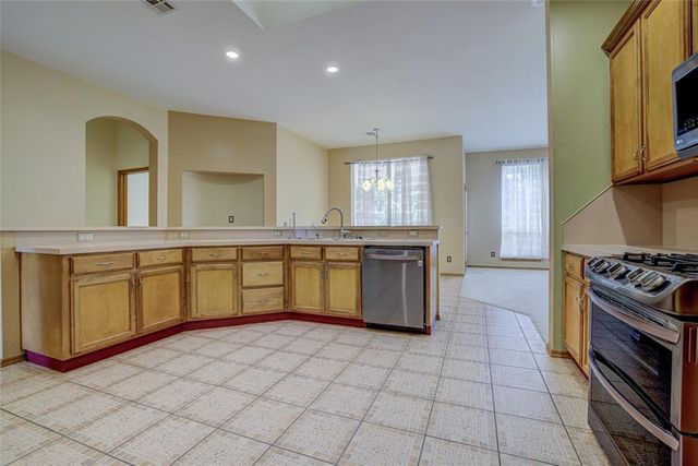 913 Elm Creek Drive, Moore, OK 73160