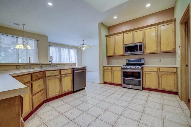 913 Elm Creek Drive, Moore, OK 73160