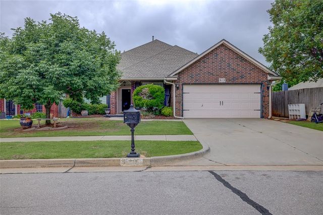 913 Elm Creek Drive, Moore, OK 73160