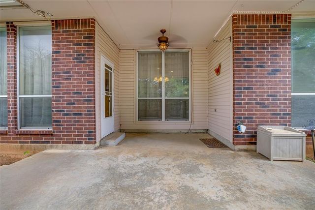 913 Elm Creek Drive, Moore, OK 73160