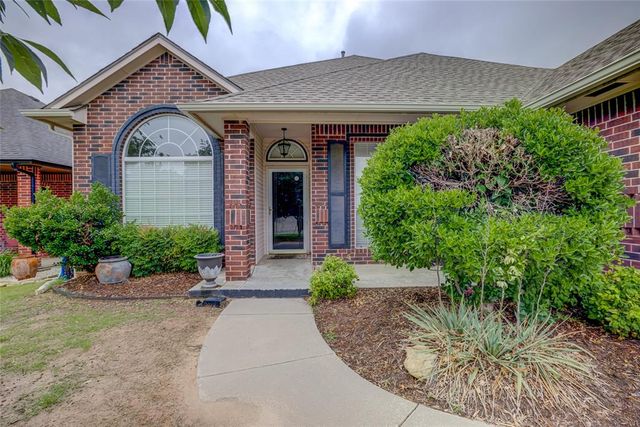 913 Elm Creek Drive, Moore, OK 73160