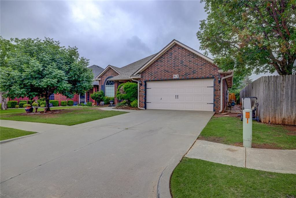 913 Elm Creek Drive, Moore, OK 73160