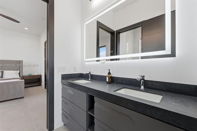 301 NE 27th Dr, Wilton Manors, FL 33334