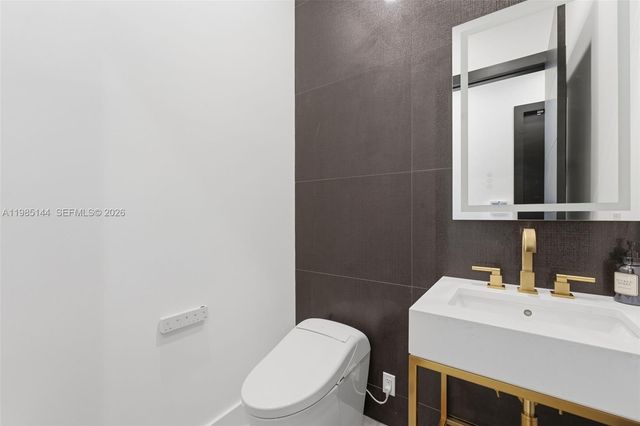 301 NE 27th Dr, Wilton Manors, FL 33334