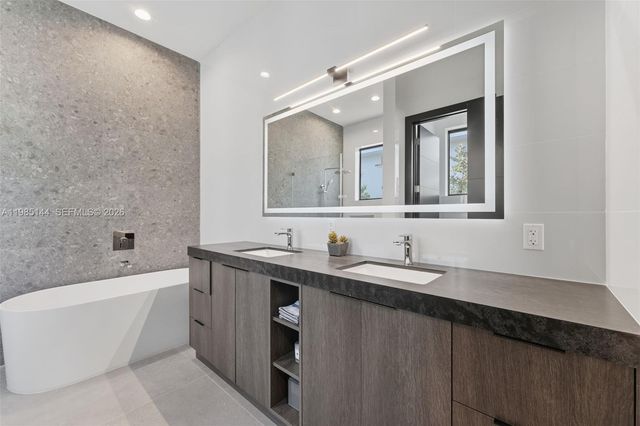 301 NE 27th Dr, Wilton Manors, FL 33334