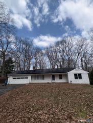 14 Boxwood Lane, Norwich, CT 06360