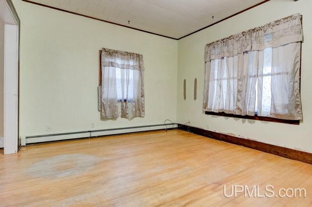 501 Superior Avenue, Gladstone, MI 49837