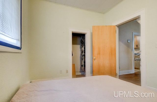 501 Superior Avenue, Gladstone, MI 49837