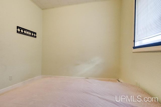 501 Superior Avenue, Gladstone, MI 49837