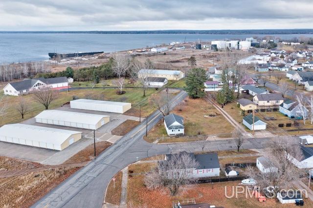 501 Superior Avenue, Gladstone, MI 49837