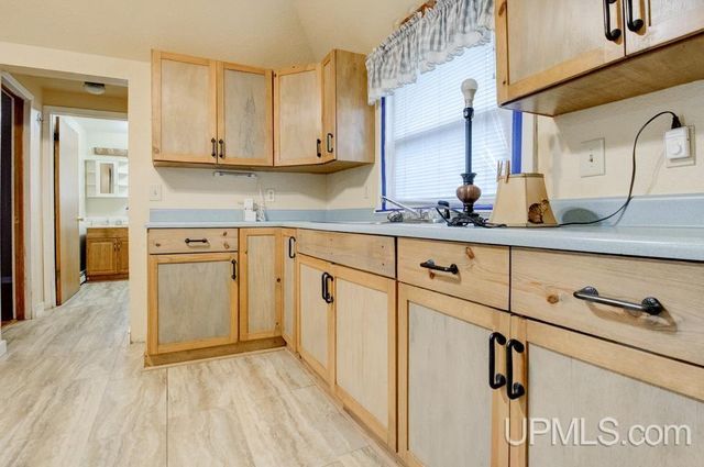 501 Superior Avenue, Gladstone, MI 49837