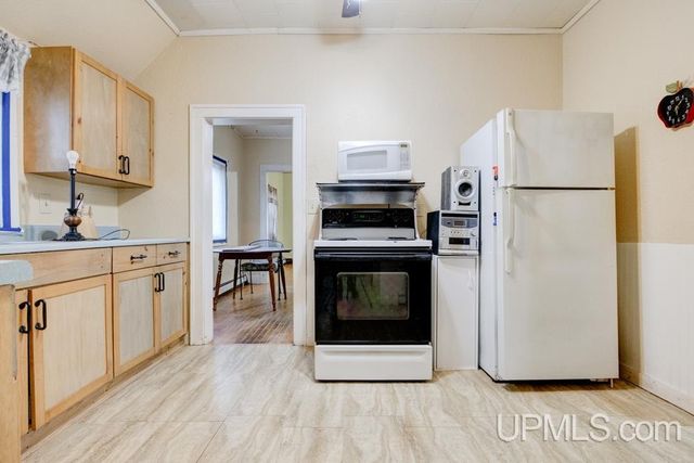 501 Superior Avenue, Gladstone, MI 49837