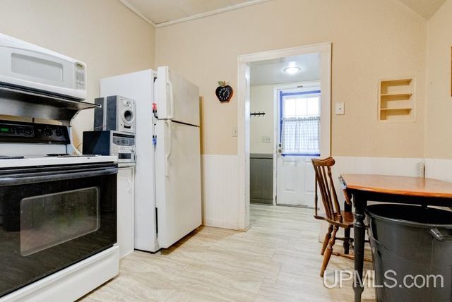 501 Superior Avenue, Gladstone, MI 49837