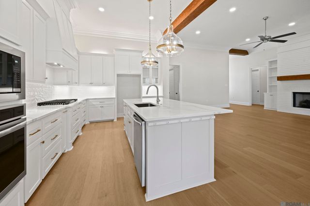 38166 Sweet Briar Dr, Prairieville, LA 70769