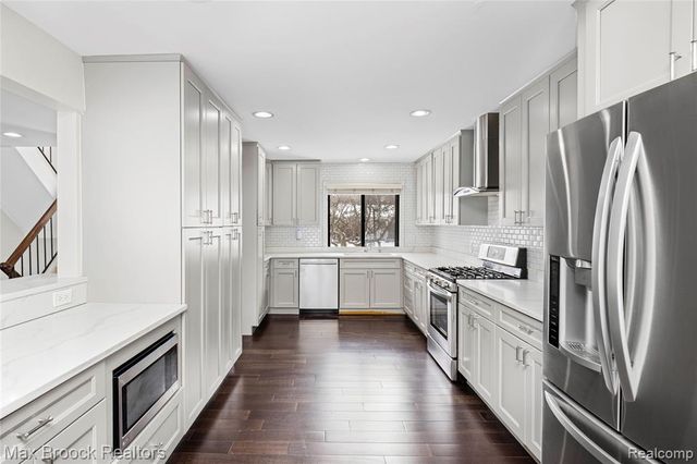 5324 Fairway Court, West Bloomfield, MI 48323