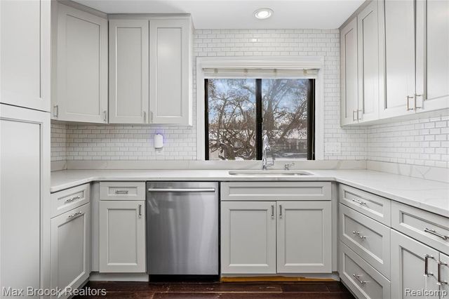 5324 Fairway Court, West Bloomfield, MI 48323