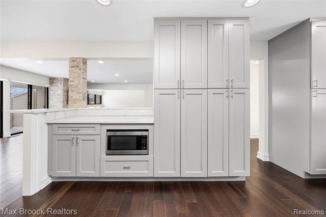 5324 Fairway Court, West Bloomfield, MI 48323