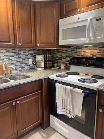 34 Hastings C 34, West Palm Beach, FL 33417