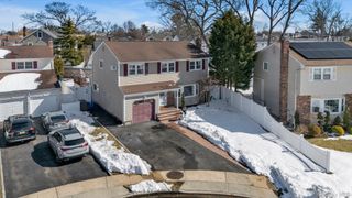 381 Robyn Place, East Meadow, NY 11554
