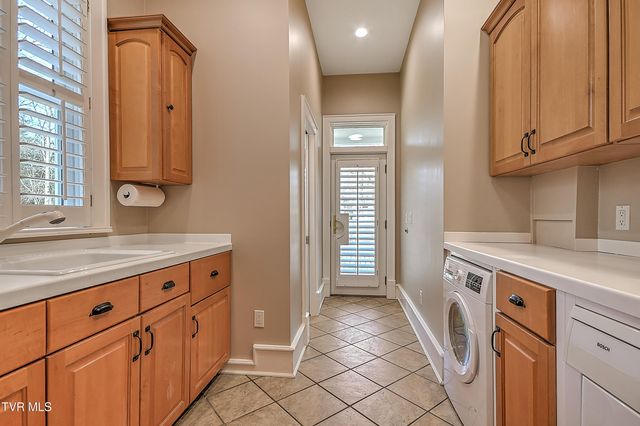 408 Fairway Estates Drive, Blountville, TN 37617